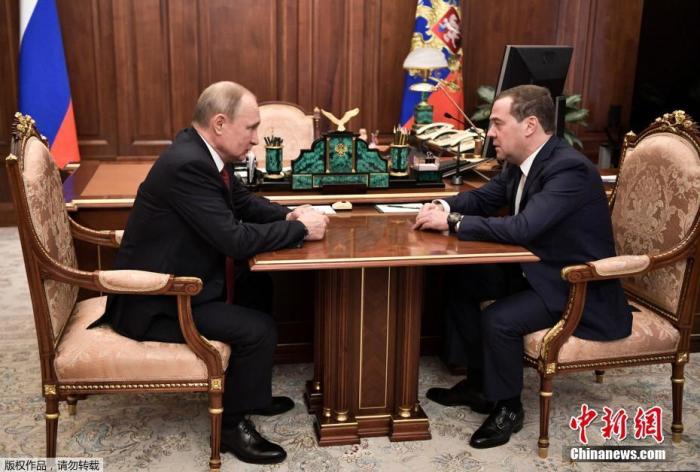 資料圖：當地時間1月15日，俄羅斯總統普京（左）會見梅德韋傑夫。據報道，俄羅斯總理梅德韋傑夫15日宣佈其領導的政府已向總統普京提出辭職。