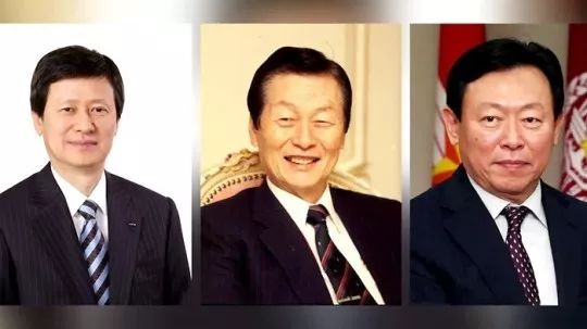 ·辛格浩(中)和儿子辛东主(左)、辛东彬