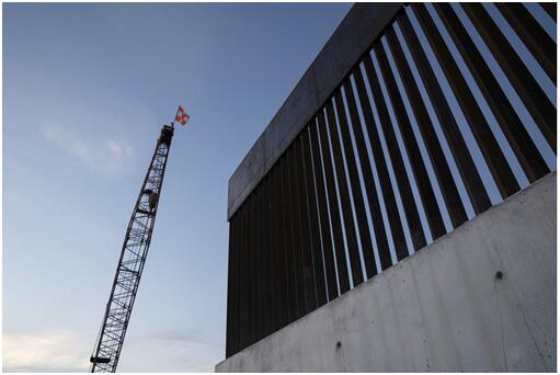 特朗普政府建造的边境墙 图源：NPR