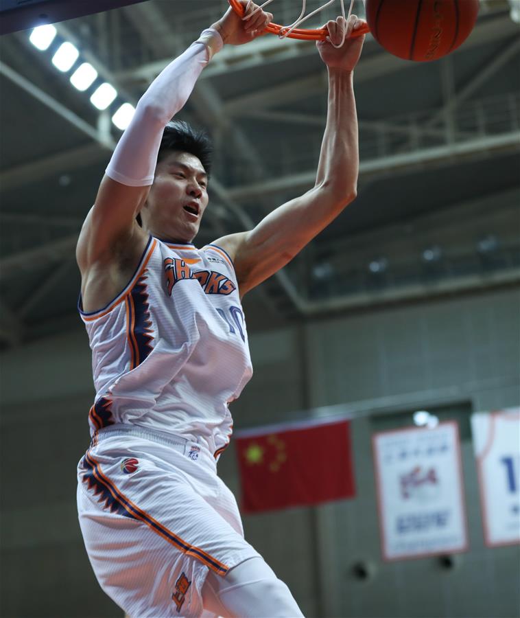 新华社发(海沙尔摄)1月19日,上海久事队球员王潼在比赛中投篮.