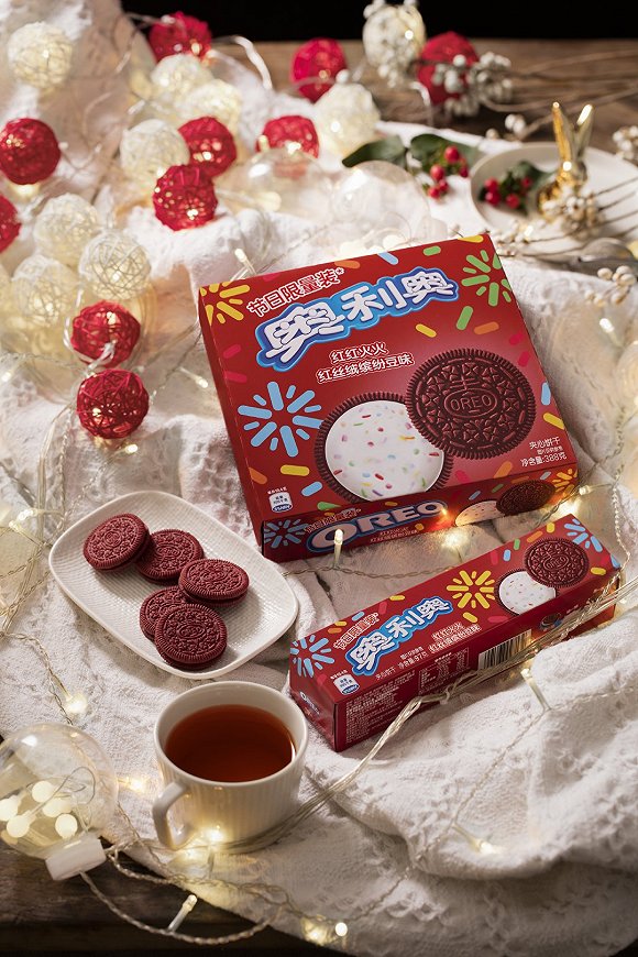 最近变红了——为了迎接新年,奥利奥推出了"红丝绒缤纷豆"的新口味