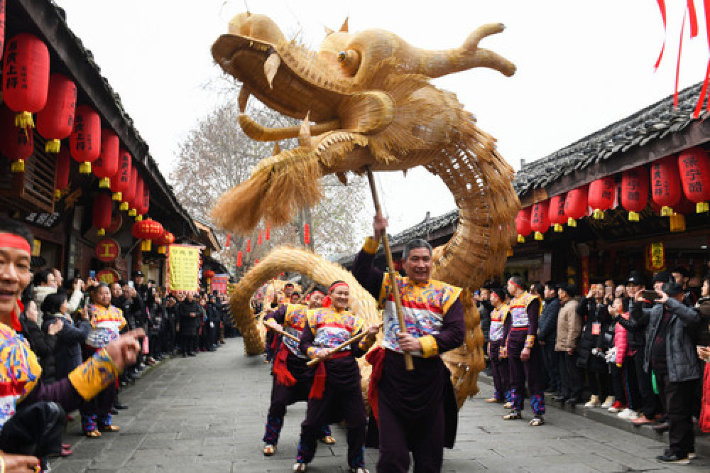新华社发(王玉贵 摄)春节临近,四川省阆中古城举办舞龙舞狮,"张飞巡城