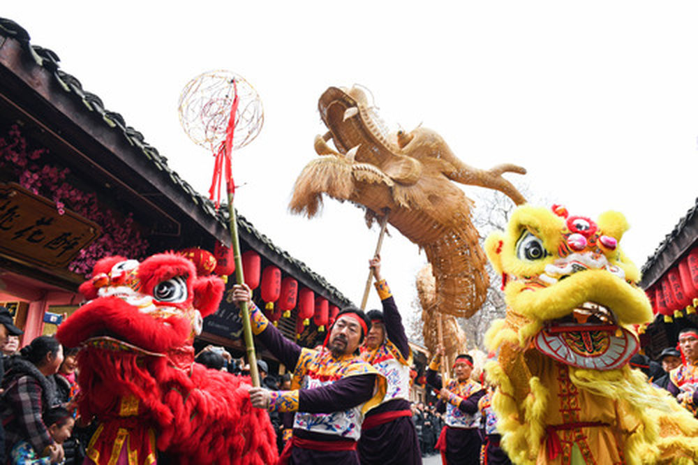 四川阆中古城龙腾狮跃迎新春