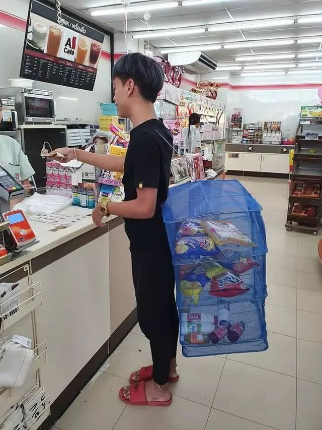 泰国禁用塑料袋以后，民众脑洞大开，开始这样购物了……