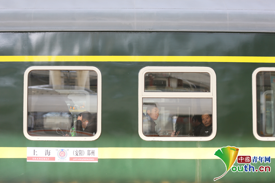 【新春走基层】"绿皮车"上岗支援春运:"铁路老兵"再次开往"家"的方向