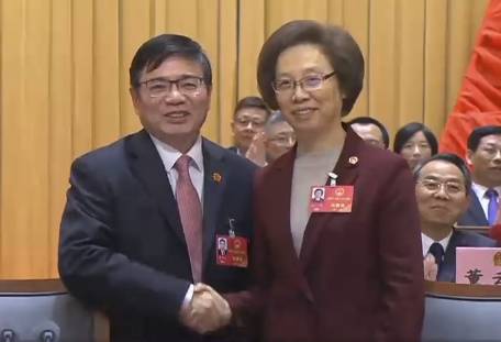  上海市人大常委会原主任殷一璀与蒋卓庆握手，表示祝贺