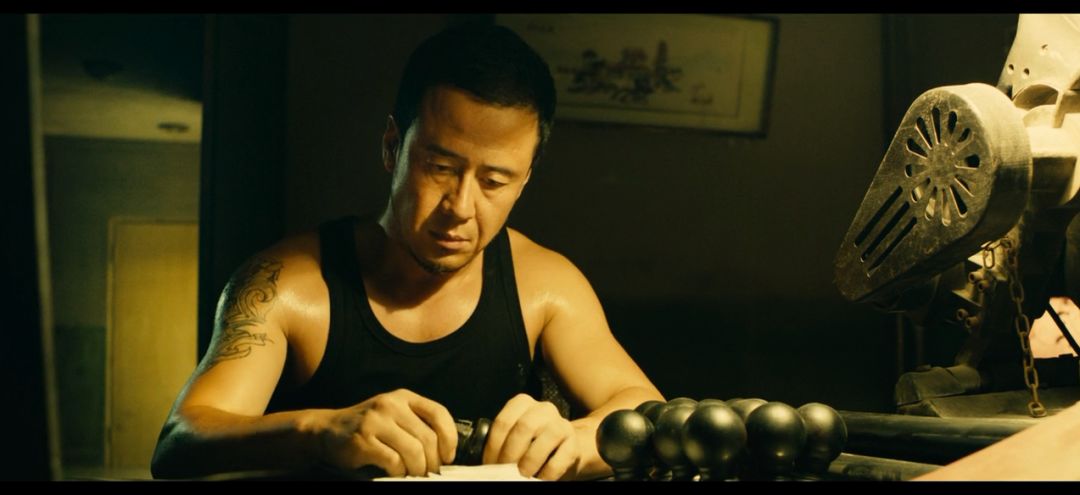 他时刻保持警惕,躲避旧警方的追捕.