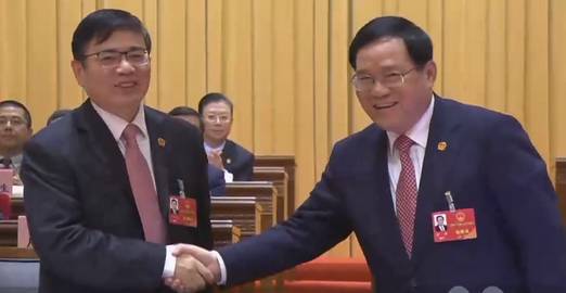  上海市委书记李强与蒋卓庆握手，表示祝贺