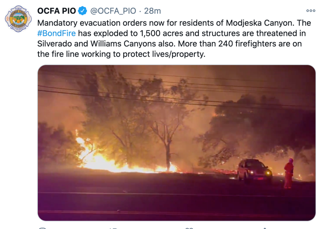 美国南加州橙县受强风助推再起山火