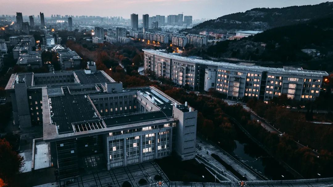 方式所记录济南大学的精彩等待你用更多方式去发掘济南大学新媒体中心