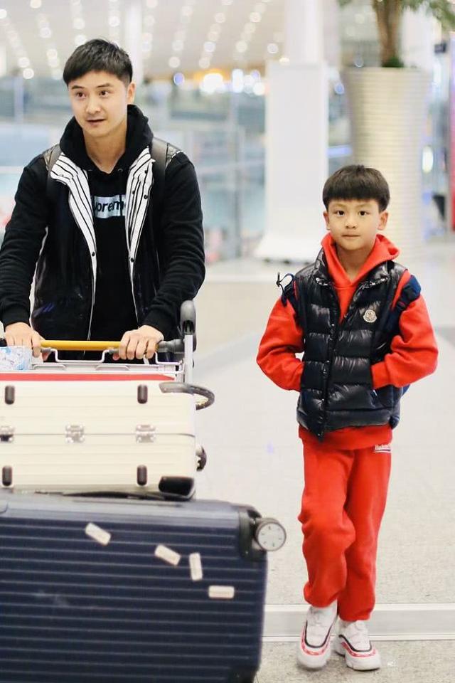 田亮带儿子现身机场,穿羽绒背心配大红卫衣,儿子简直是小版森蝶