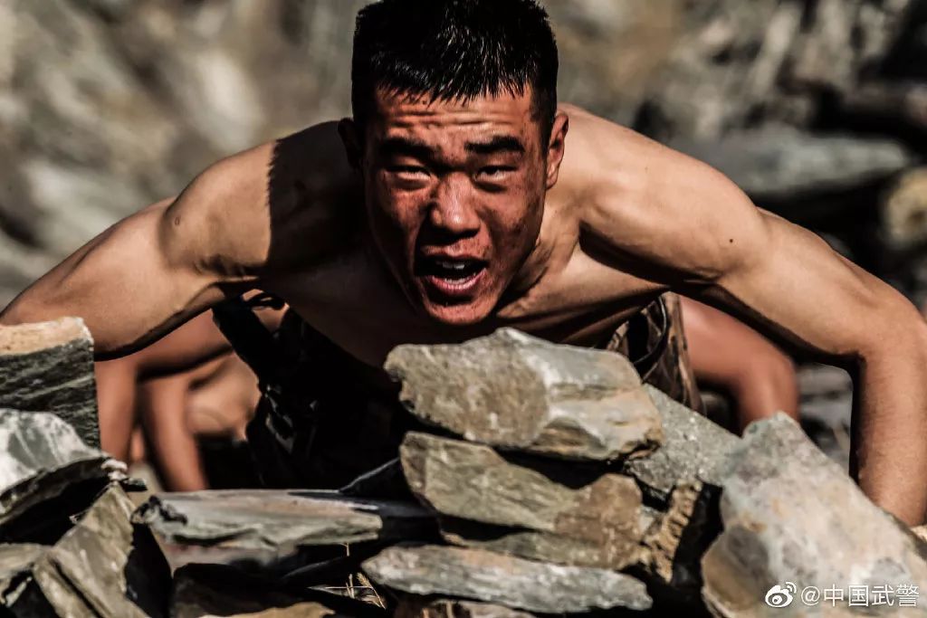 中国军人他们就是他们不是专业健身人员一举一动"男友力"爆棚8块腹肌