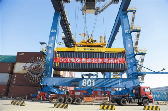 正文  1月19日,在大连港集装箱码头自动化堆场内,操作人员远程控制的