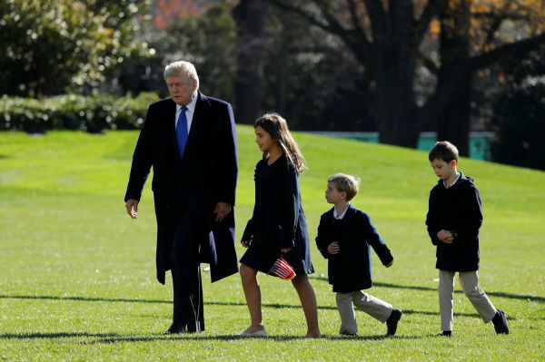 特朗普11月29日带着孙辈从戴维营回到白宫。（路透社）