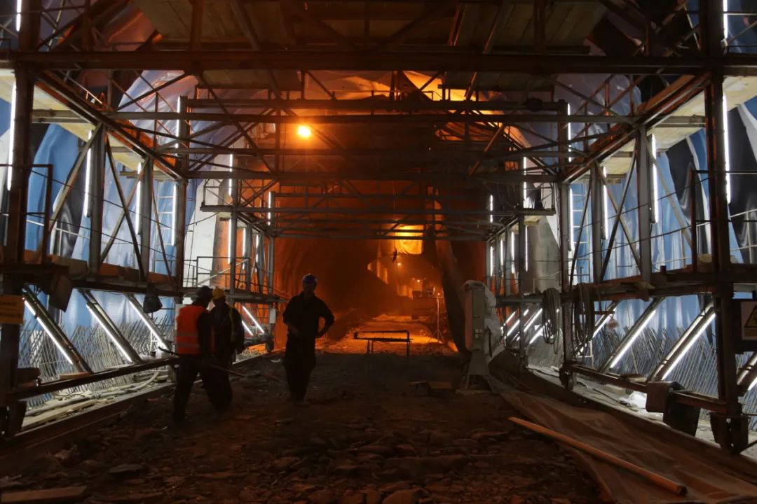 2017年5月3日，工人们在塞尔维亚E763高速公路第五标段隧道内施工。新华社记者 王慧娟 摄