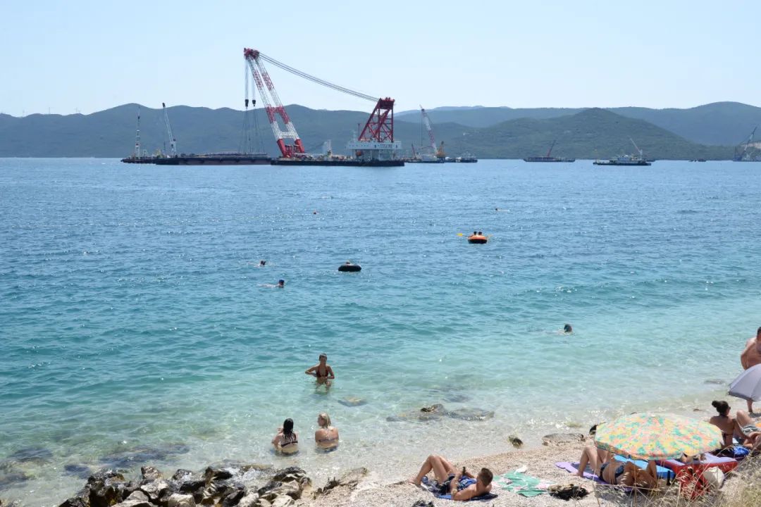 2019年8月7日，人们在克罗地亚南部佩列沙茨大桥施工水域附近的海滩消夏。新华社记者 高磊 摄