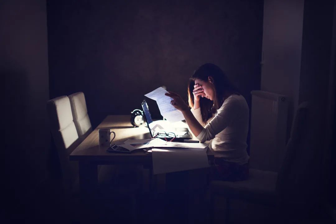 经年累月的熬夜加班正在让年轻工作者透支健康