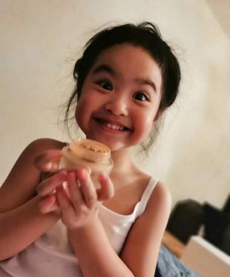 1月20日,包贝尔分享了一张女儿包饺子的萌照,照片中的饺子穿着吊带
