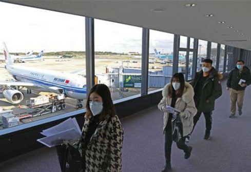 中日“快捷通道”开通首日，从中国杭州出发的中国国际航空班机抵达日本成田机场。