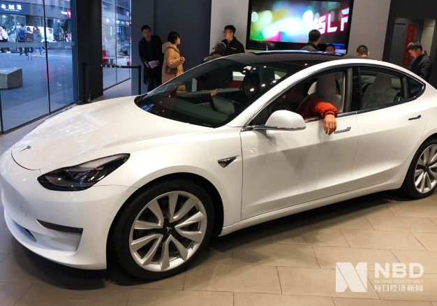 特斯拉上海门店挤爆 店员用话筒喊:Model3 不再降价（图） - 1