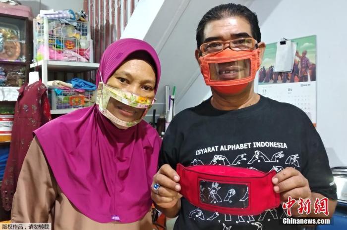 资料图：新冠肺炎疫情流行期间，人们为了防范病毒遮住口鼻，使得听障人士难以通过唇语进行日常交流，印度尼西亚裁缝师为此想出一个完美的解决方法——制作透明口罩。