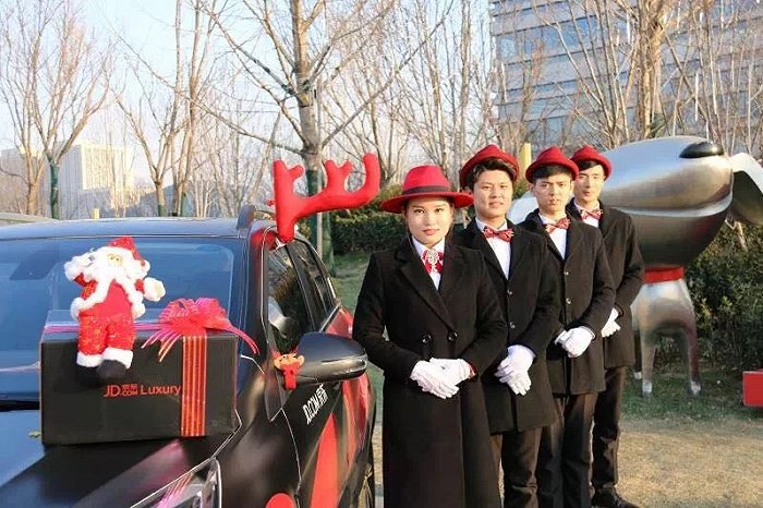 配送员中也有小姐姐（图片来源于京东物流）