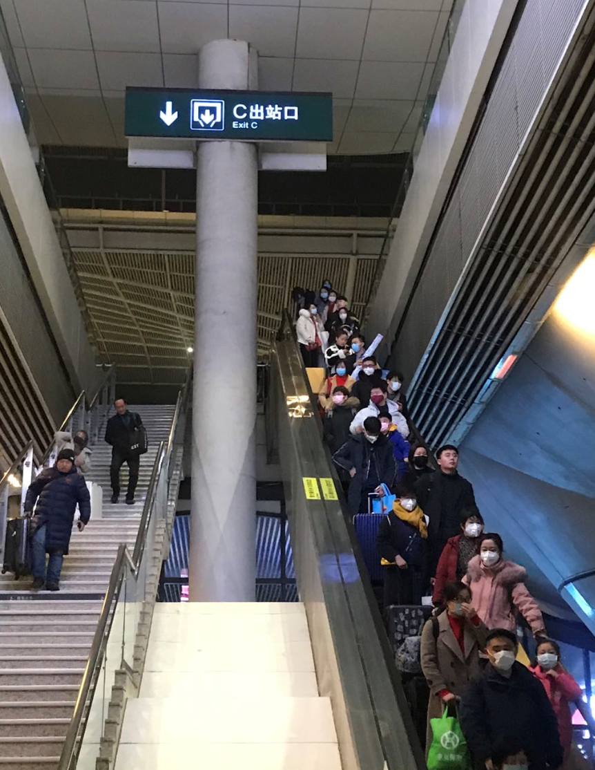  1月20日，武汉高铁站出站口，不少乘客带有口罩。新京报记者 许雯 摄