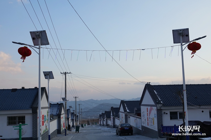【为贫困地区送年货】涞源北辛庄村:大红灯笼送到家 张灯结彩过大年