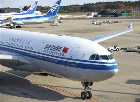 中日“快捷通道”开通首日，从中国杭州出发的中国国际航空班机抵达日本成田机场。（产经新闻）