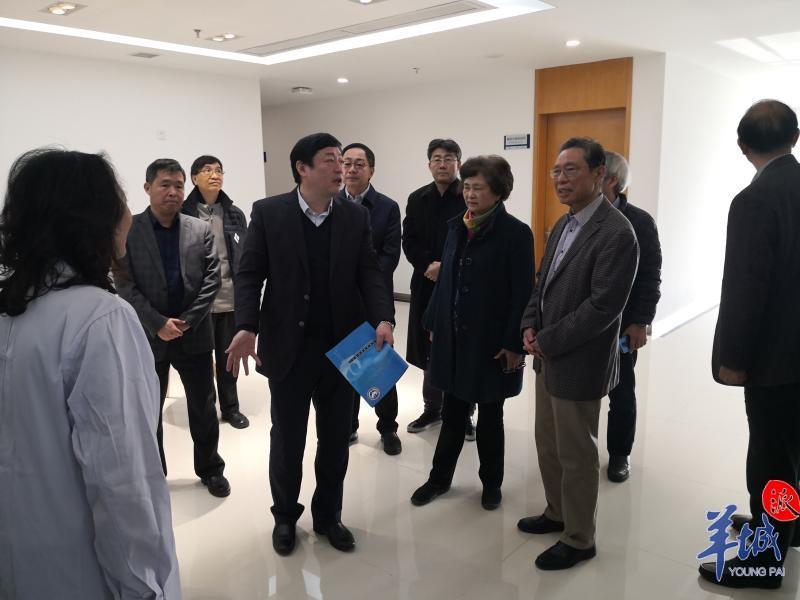 视频|84岁钟南山在一线:一口气做10个引体向上的老人累到睁不开眼