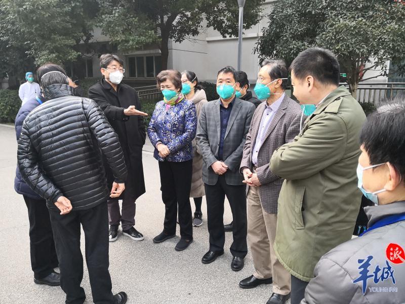 视频|84岁钟南山在一线:一口气做10个引体向上的老人累到睁不开眼
