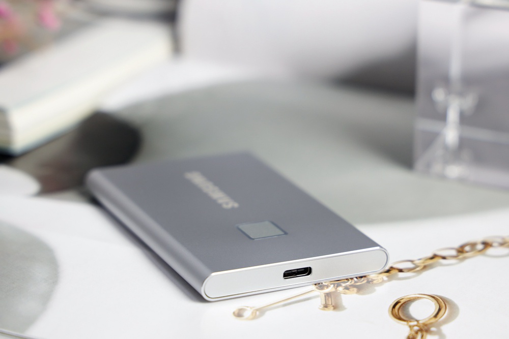 时尚轻巧 指纹解锁 三星移动固态硬盘 t7 touch真机图赏