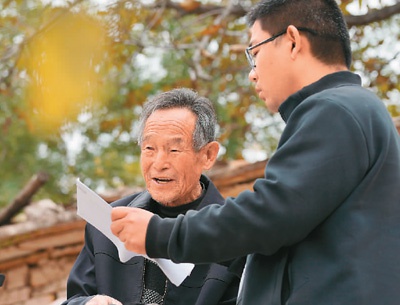 　李三平（左）和大康村现任村支书段计永商量直播脚本。