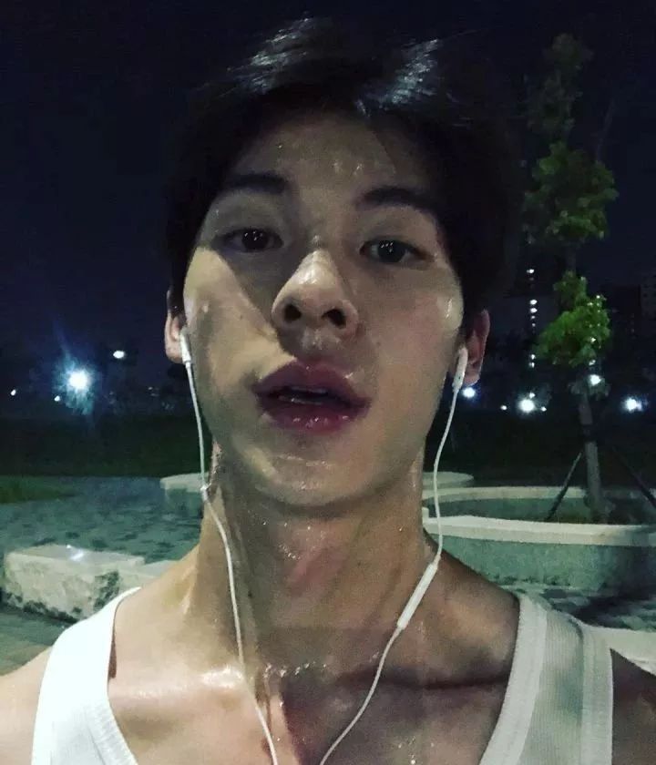 方正清晰的骨感和肌肉线条,离不开极低的体脂率.