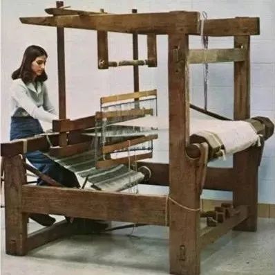 【图2】印度人发明的脚踏织布机