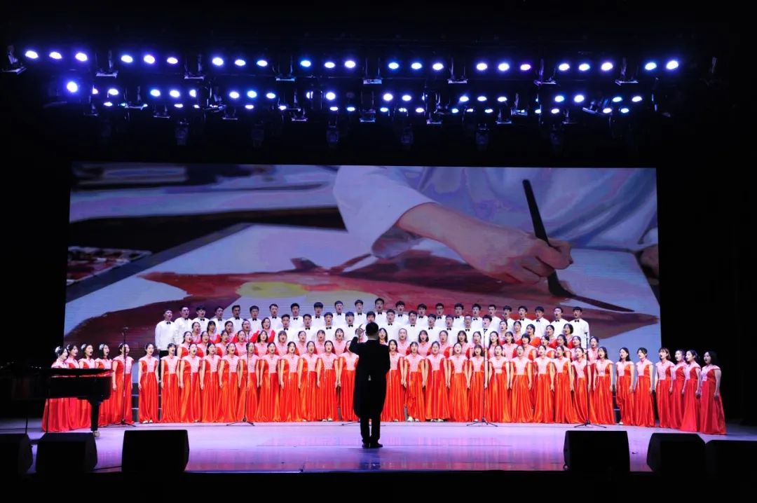 范文君钢琴伴奏:谭雁丹物理科学学院代表队自选曲目:《共筑中国梦》