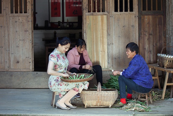 唐翔:扶贫干部都很辛苦,第一书记都是扎根一线,在村里跟群众同吃同住.