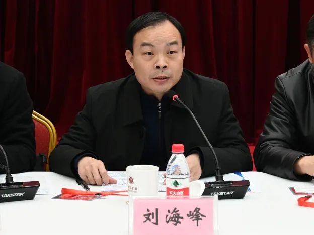 四川省教育厅宣传思想与统战工作处副处长刘海峰分别在开幕式上致辞