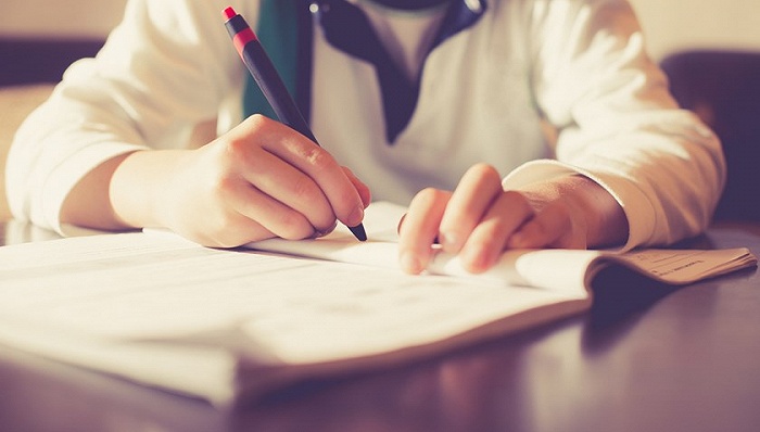 教育部：对于要求家长批改作业等行为发现一起严处一起