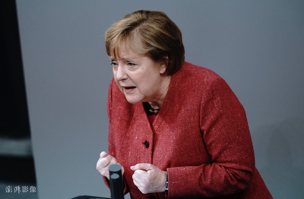 当地时间12月9日，德国总理默克尔在议会发表讲话，呼吁德国人遵守防疫规定。图自澎湃影像平台