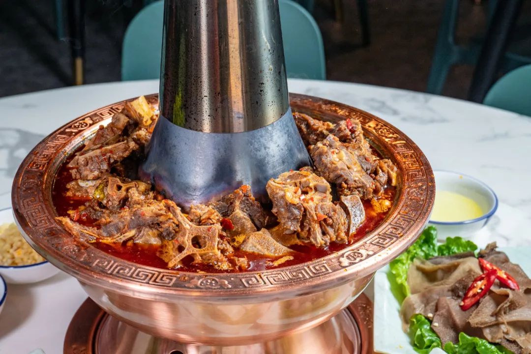 铜锅里的羊蝎子.摄影/阿游