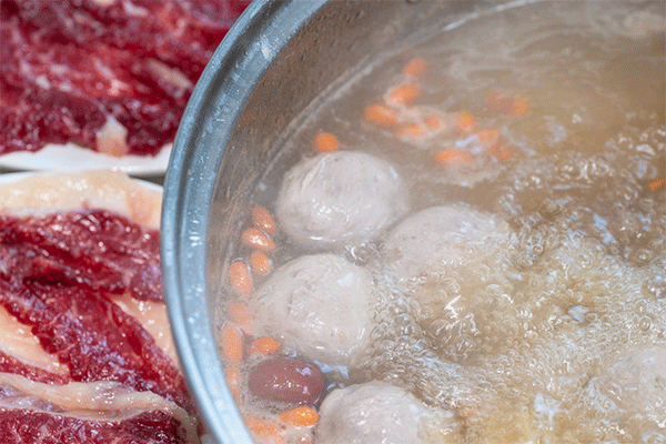 下肉前，先来个牛肉丸开开胃。摄影/阿游