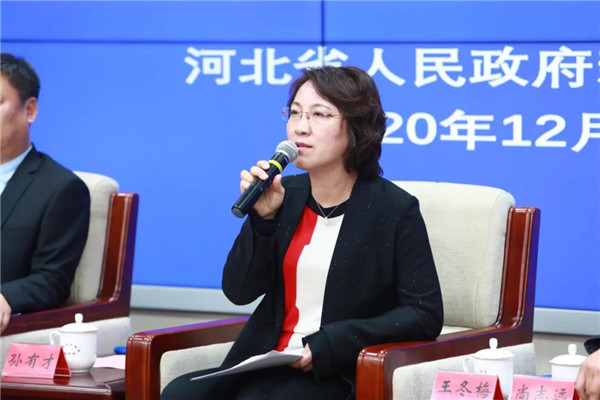 脱贫攻坚,巾帼不让须眉,我们今天见面会请来唯一的女同志王冬梅书记