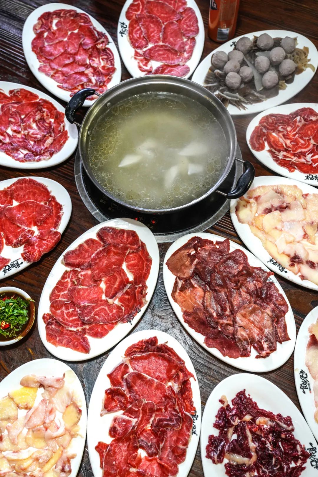 地道的潮汕牛肉火锅,食材却多选自云贵高原上的黄牛.摄影/李艺爽