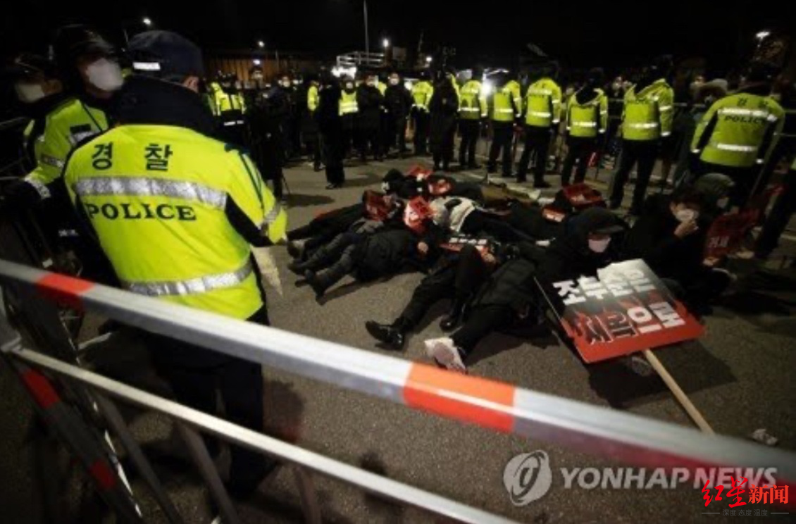 ▲12日上午，在九老区首尔南部监狱前，反对赵斗顺出狱的集会参加者躺在地上图据韩联社