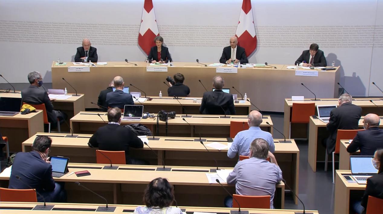 △瑞士联邦主席索马鲁加（左二）、内政部长贝尔塞（左三）、财政部长毛雷尔（左一）出席11日新闻发布会