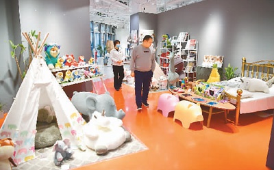 近年来，陕西西安紧抓“一带一路”机遇，加速西安经济对外开放的步伐。图为近日游客在位于陕西西咸新区空港新城的“一带一路”进口商品展示交易分拨中心选购跨境商品。新华社记者 邵 瑞摄