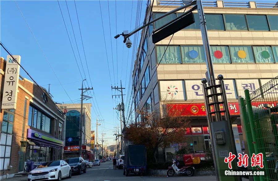图为京畿道安山市赵斗顺家附近,安装了大量摄像头.曾鼐 摄