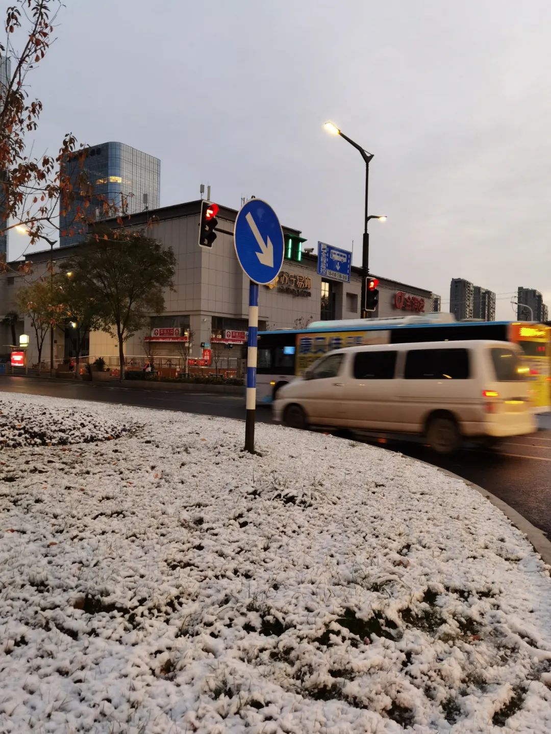南京竟然下雪了!早睡的你今早起床是否惊叹#南京下雪#话题