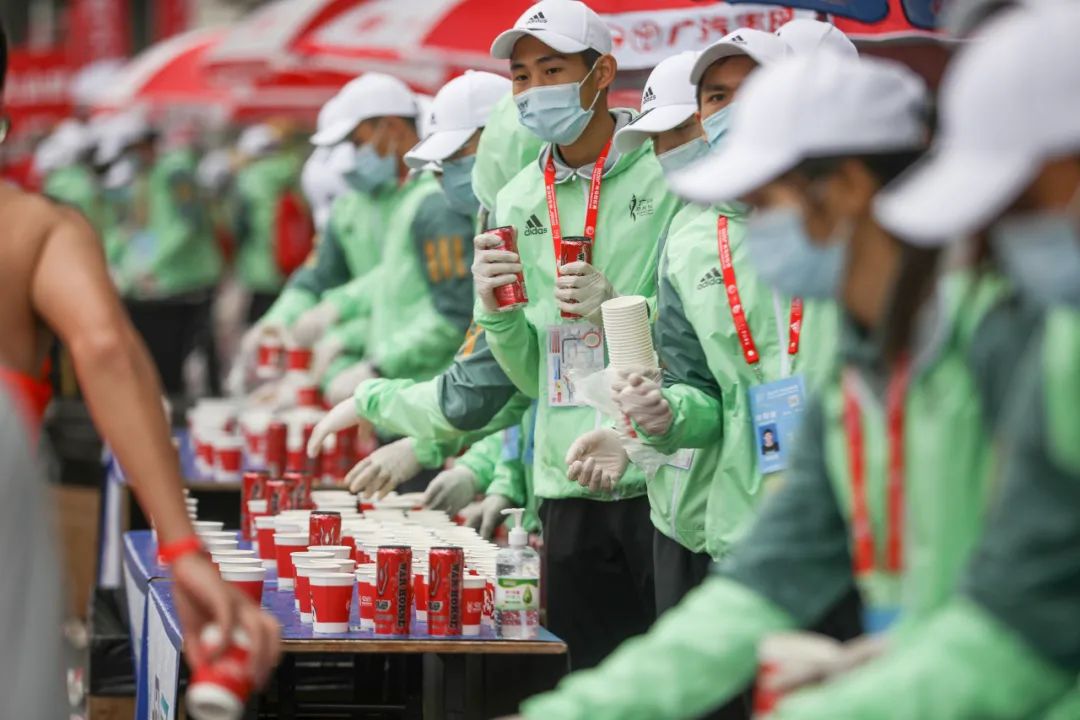 热情阳光的笑容感染每一名选手 广马不会忘记——每一位裁判及志愿者